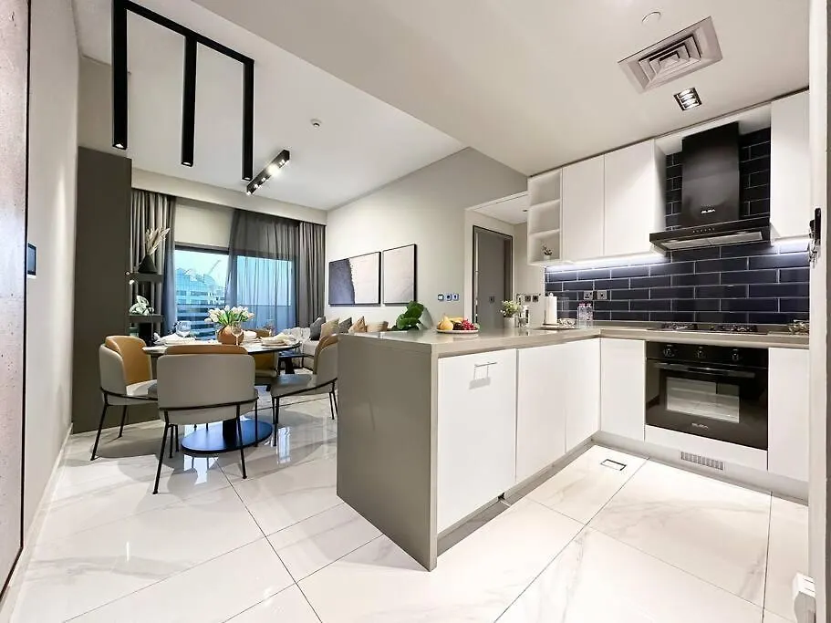 Sky High Comfort 1Br Plus Study With City And Canal Views Dubai Apartment