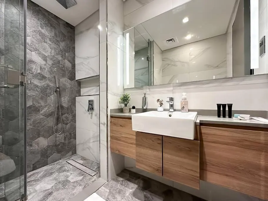 Apartment Sky High Comfort 1Br Plus Study With City And Canal Views Dubai