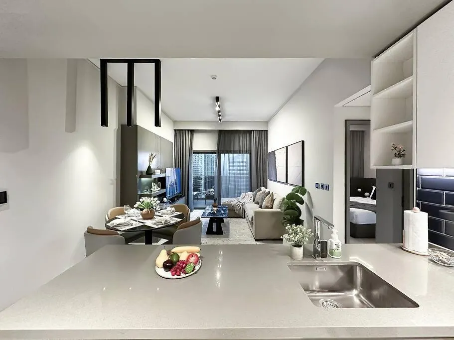 Sky High Comfort 1Br Plus Study With City And Canal Views Dubai Apartment